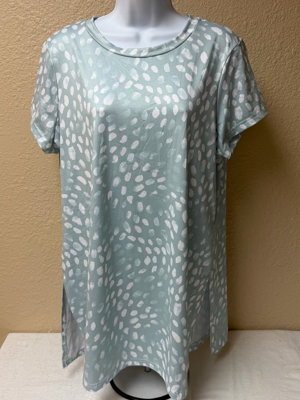 4/$20 LuLaRoe Mint Green Short Sleeve Dot-Print Tee